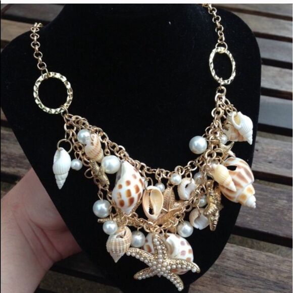 GORGEOUS & Large Gold Seashell Chunky Necklace - Picture 2 of 6